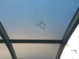 穴が空いたカーポート